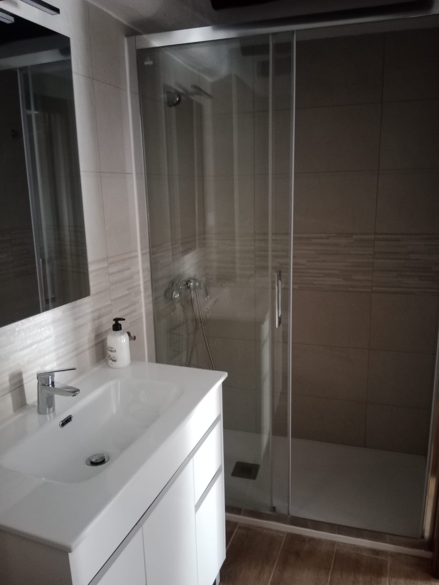Sanitarios del baño con ducha