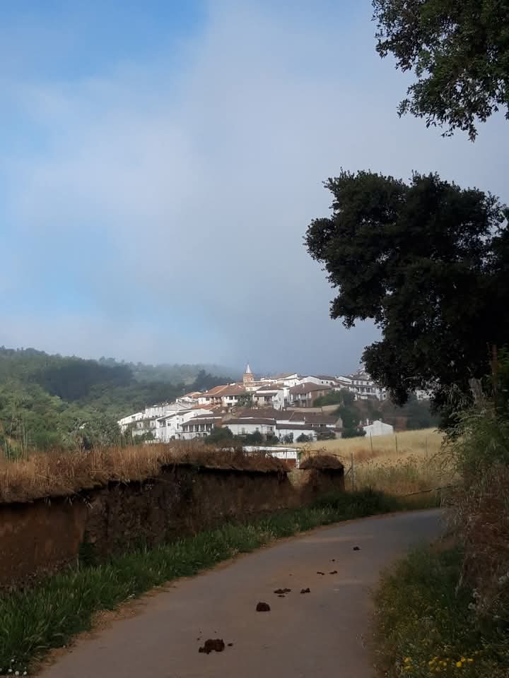 Panorámica de Valdelarco entre montañas